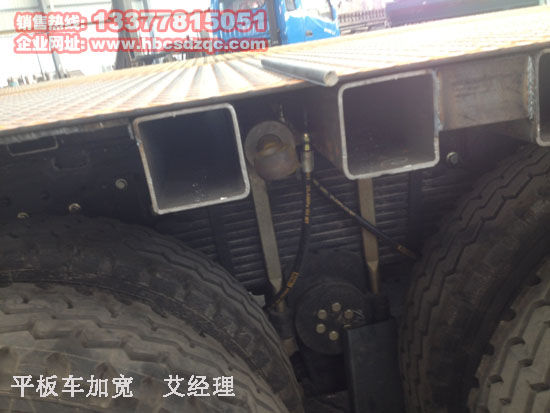 天龍隨車吊平板運(yùn)輸車圖片