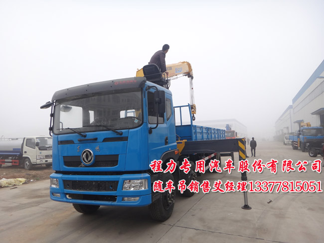 三軸起重運(yùn)輸車(chē)
